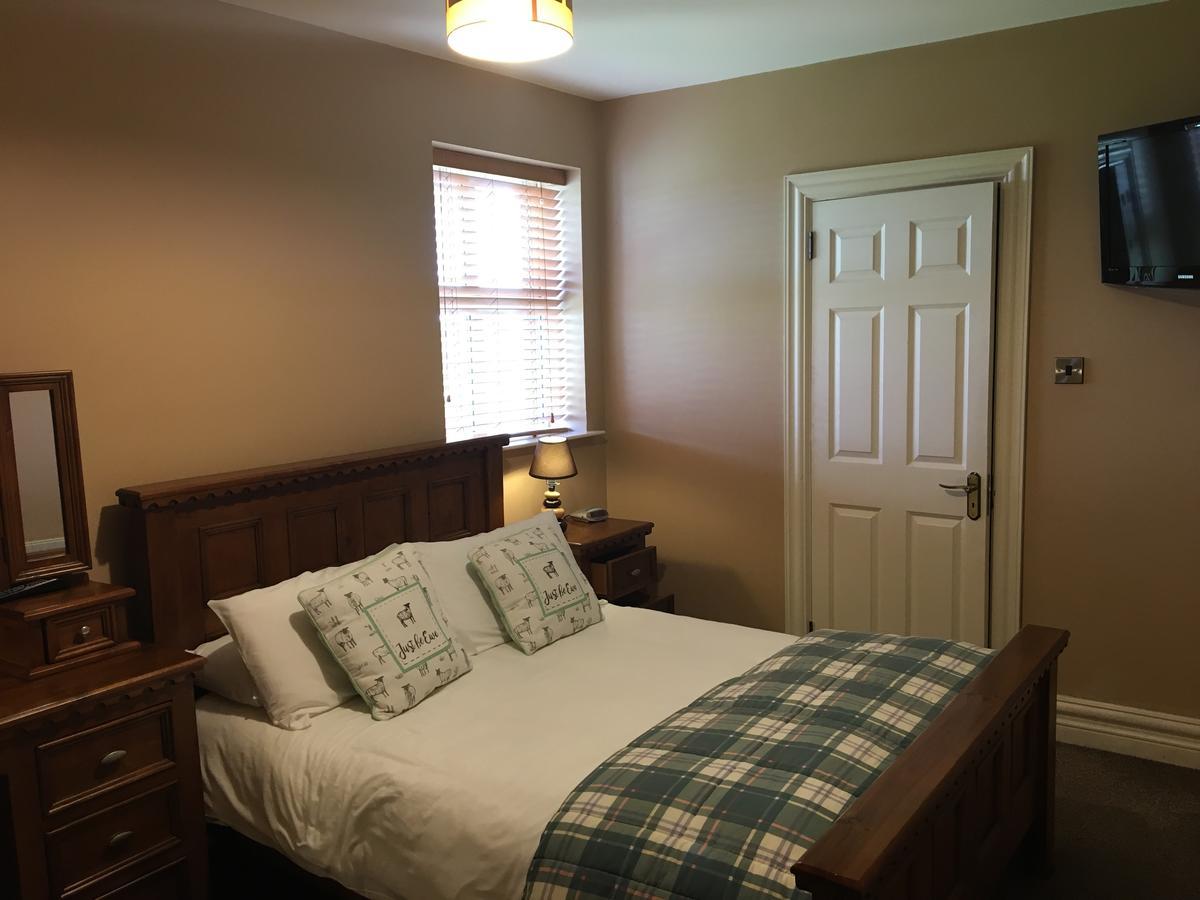 Hopper Inn Bar & Guest Accommodation Ballynaskreena Экстерьер фото